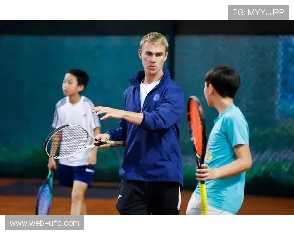 青少年球员赛余参与湖州网球文化工作坊,体验法网同款红土训练 青少年球员赛余参与湖州网球文化工作坊,体验法网同款红土训练